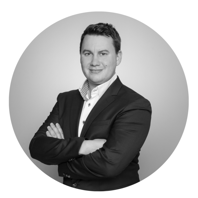 Porträt von Niklas Entenmann, Ansprechpartner für KI-Beratung im Projektmanagement