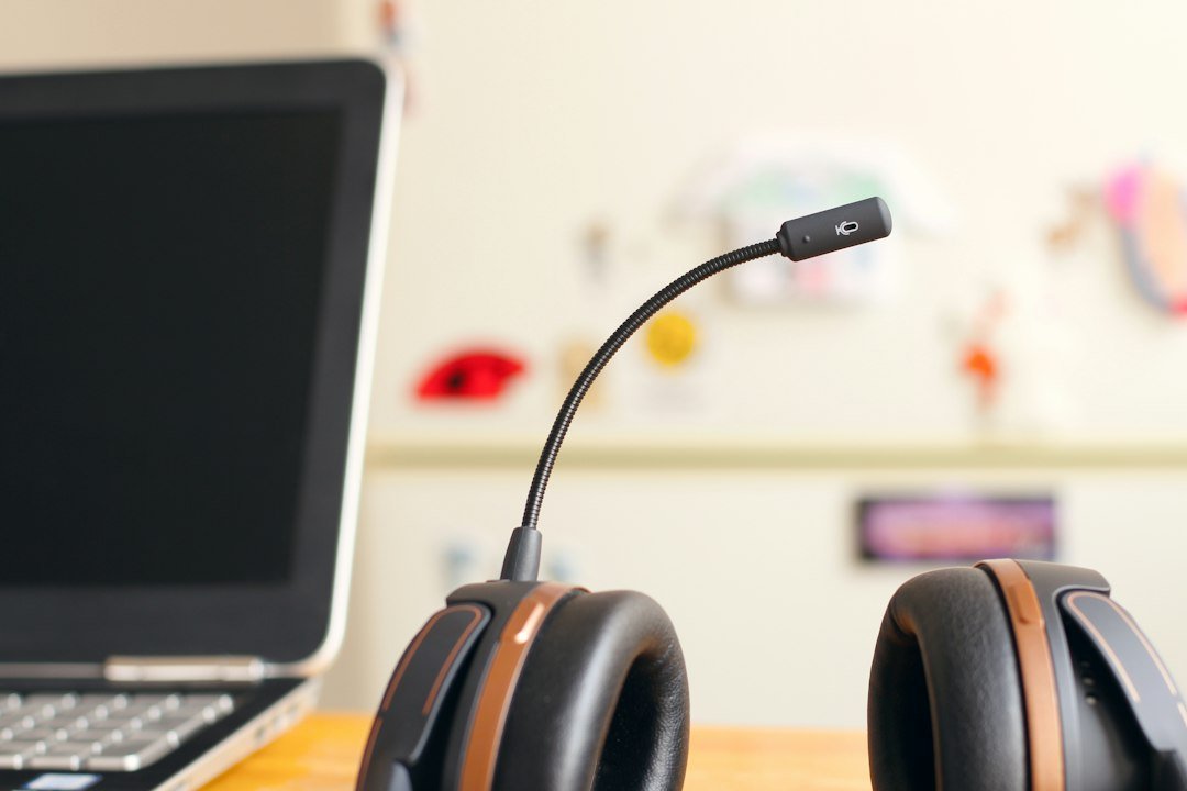Headset neben einem Laptop als Symbolbild für Sprach-KI im Kundenservice
